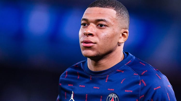 Mbappé perd des milliers de followers sur Instagram à cause de... Kylian Mbappé en action sur le terrain de football.