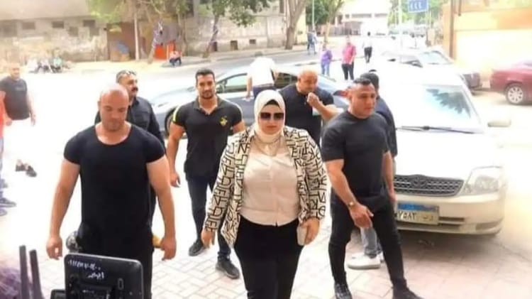 Un enseignant égyptien, accompagné de 20 gardes du corps... Groupe de personnes avec une femme en hijab et des hommes en civil.