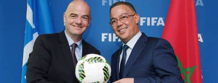Gianni Infantino avec un officiel marocain lors d'une rencontre FIFA au Maroc.