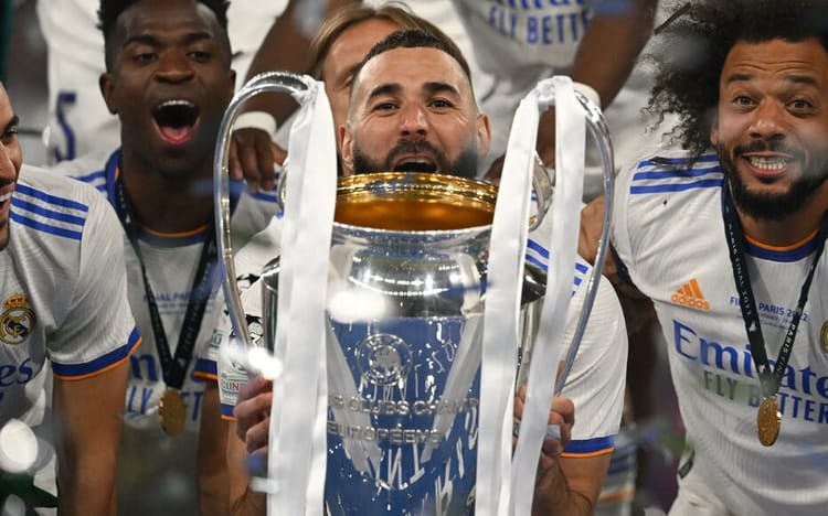 Joueur de Real Madrid avec la coupe de la Ligue des Champions.