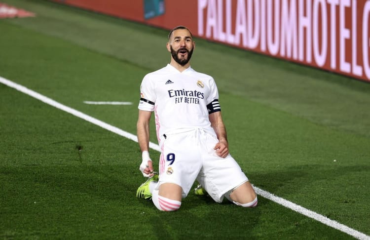 Karim Benzema en célébration sur le terrain du Real Madrid.