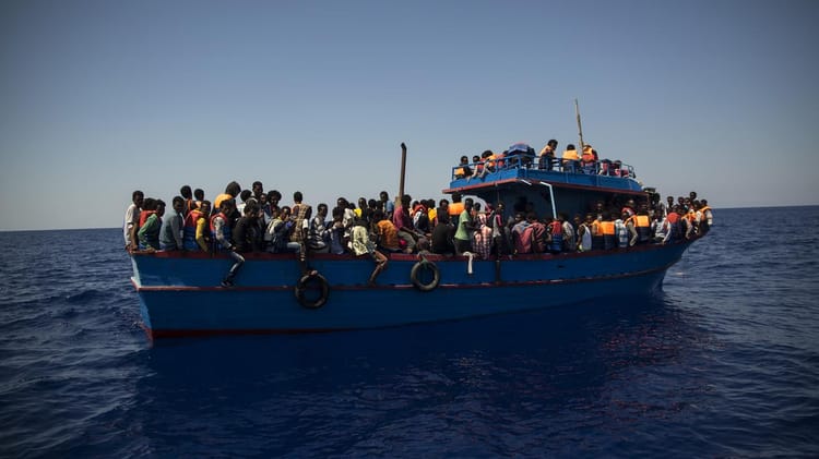 Encore des migrants noyés au large du Maroc Bateau surpeuplé transportant des migrants en mer.
