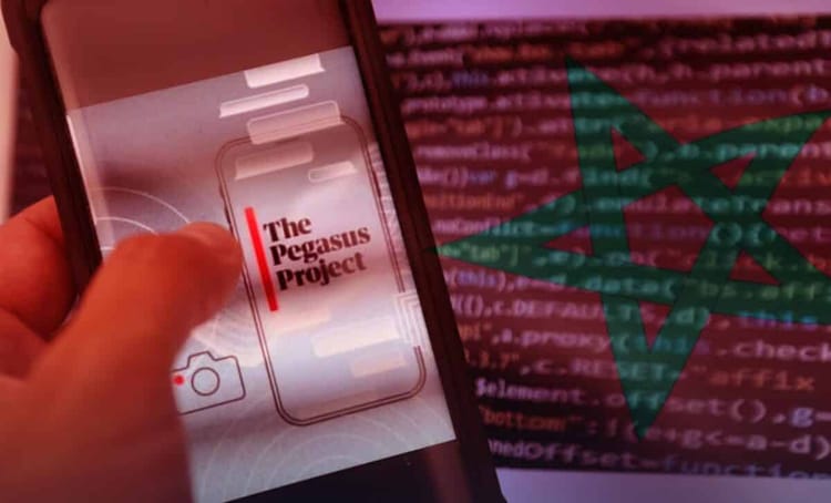 Smartphone affichant le logo de Pegasus avec code informatique en arrière-plan.