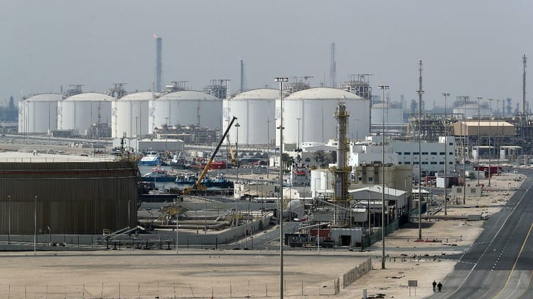 Installations pétrolières et stockage de pétrole au Moyen-Orient.
