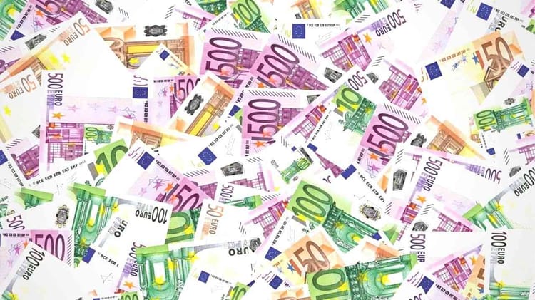 Taux de change du dinar algérien face aux devises étrangères ce 13 septembre Tas de billets de banque en euros de différentes denominations.