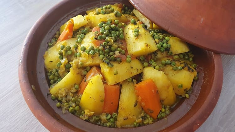 Ragoût de légumes marocain avec pommes de terre, carottes et pois verts.