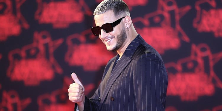 L'appel de DJ Snake DJ Snake portant des lunettes de soleil, souriant lors d'un concert.