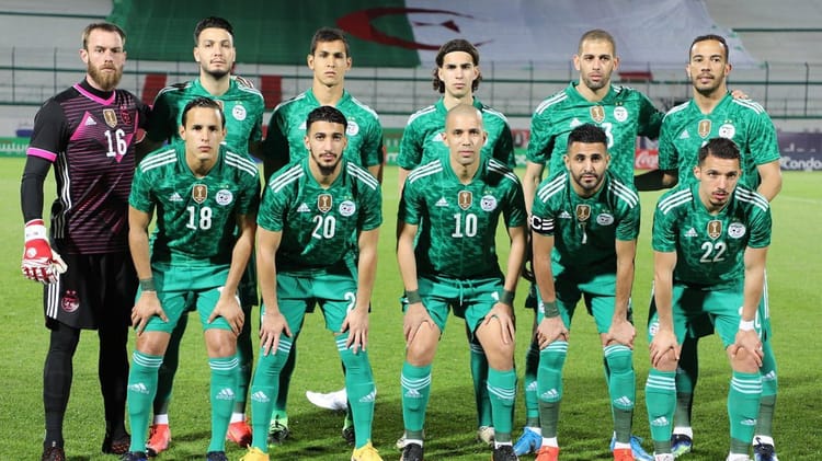 Algérie : la FAF dresse le bilan des blessés Groupe de joueurs de football algériens en tenue verte sur le terrain.