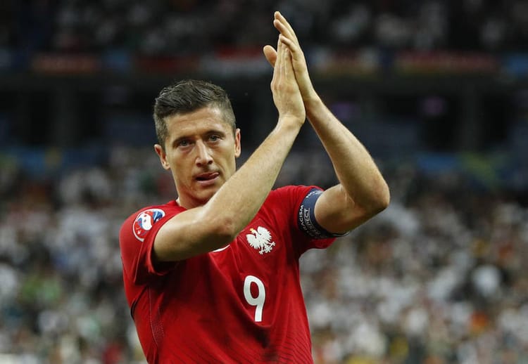 Lewandowski au Barça? : Voici la nouvelle décision de l'attaquant Polonais Robert Lewandowski applaudit lors d'un match de football au Barça.