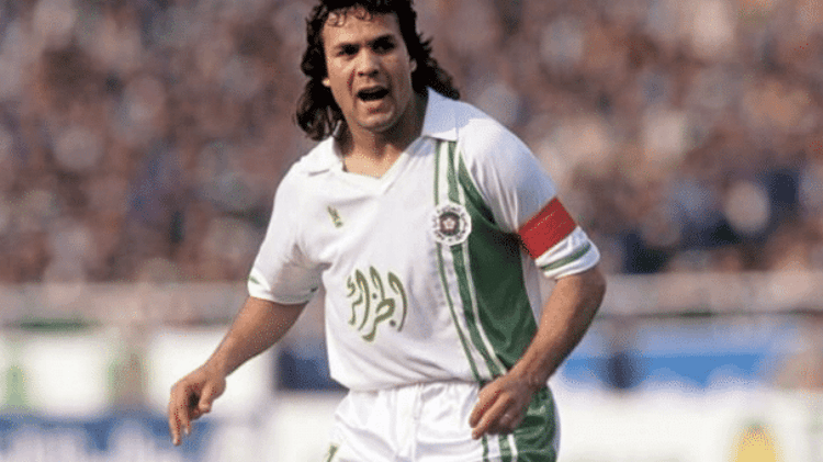 Rachid Madjer célèbre un but avec l'équipe d'Algérie.