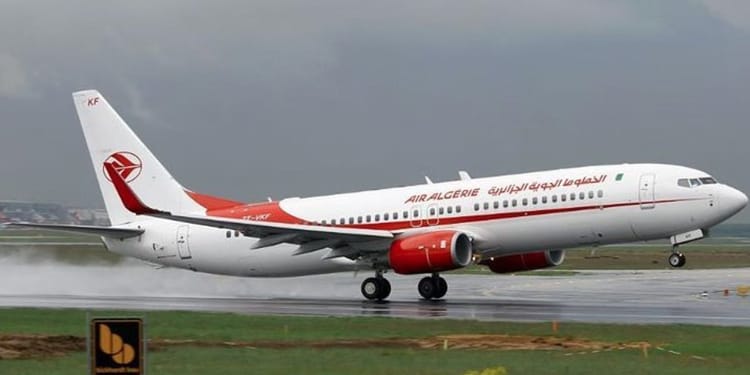 Air Algérie : Une passagère note les repas servi à bord Avion Air Algérie en train d'atterrir sous un ciel nuageux.