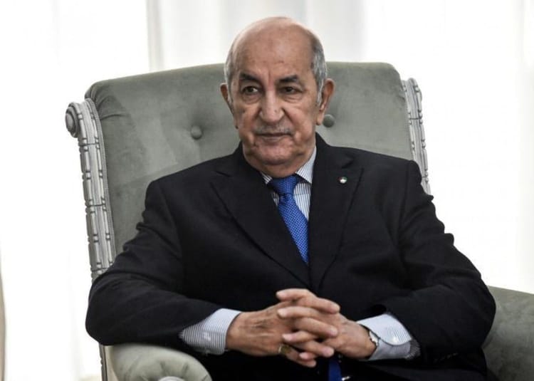 Tébboune, figure politique, en interview dans un cadre officiel.