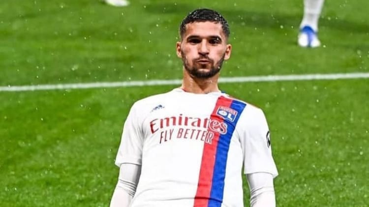 Aouar en Algérie : un énorme retournement de situation Aouar en tenue de football sur le terrain sous la pluie.