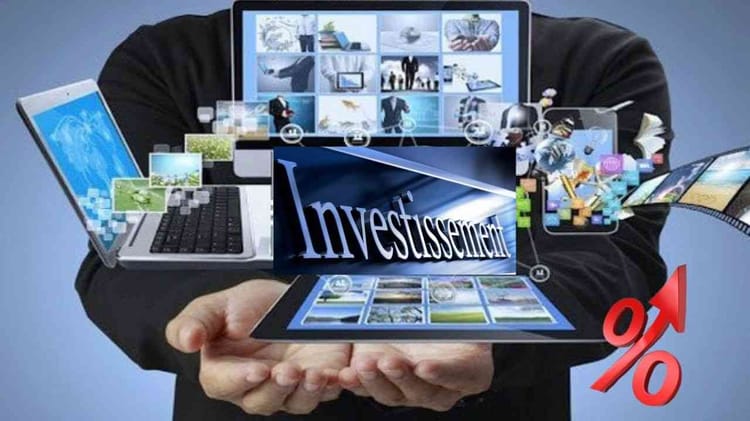 Concept d'investissement avec appareils numériques et graphiques.