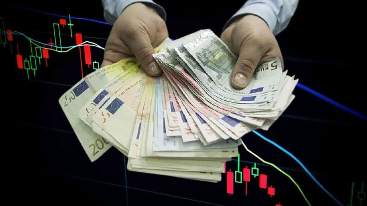 Taux de change banque et marché noir : l’euro baisse face au dinar algérien ce 28 septembre Main tenant des billets de banque avec graphique financier en arrière-plan.