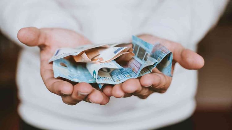 Voici le taux de change du dinar en banque et au marché parallèle ce 31 aout Main tenant des billets de banque en dinar algérien et euro.