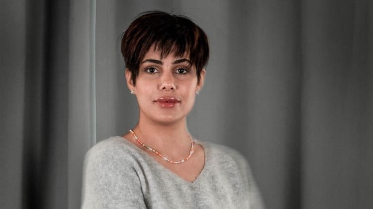 Caroline Chahinez avec nouveau style tendance et look moderne.