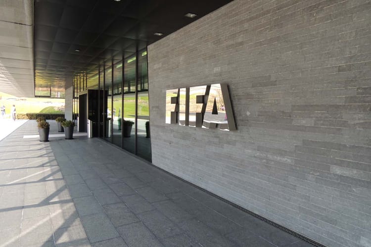 Le tiki-taka "une marque algérienne", selon la FIFA Façade moderne avec logo FIFA en gros caractères métalliques.
