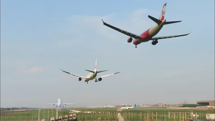 Deux avions d'Air Algérie en approche pour atterrir.