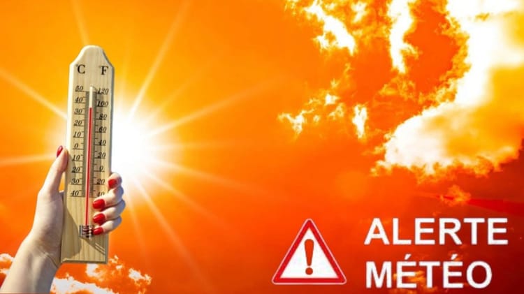 Thermomètre indiquant une forte chaleur sous un ciel ensoleillé.