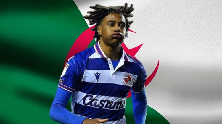 Michael Olise portera t-il le maillot des fennecs d'Algérie? Michael Olise portant un maillot de football avec le drapeau algérien en arrière-plan.