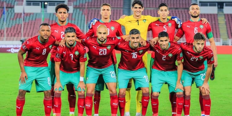 Groupe de joueurs marocains de football en tenue rouge et verte.