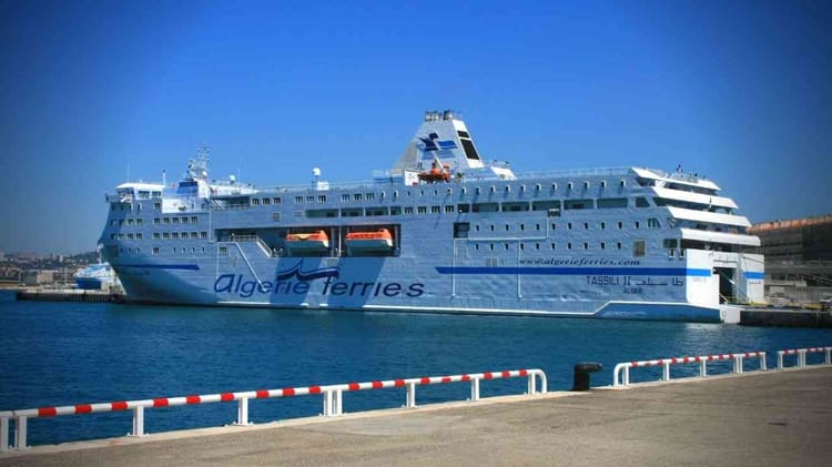 Ferry Algérie Ferries au port, vue de face avec le nom visible.