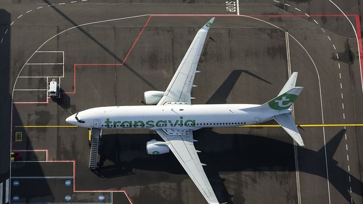 Avion Transavia stationné à l'aéroport, vue aérienne.