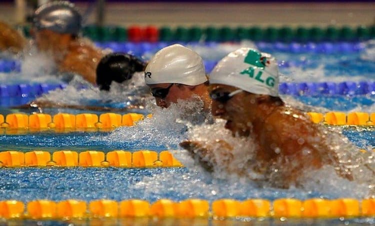 Nageurs algériens en action lors du championnat arabe de natation.