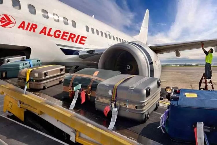 Avion Air Algérie avec bagages en attente à l'aéroport d'Annaba.