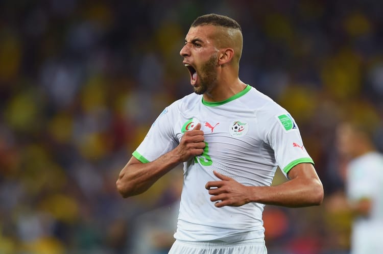 Joueur algérien Slimani célèbre sur le terrain.