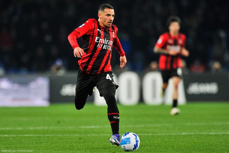 Ismaël Bennacer jouant pour l'AC Milan lors d'un match de football.