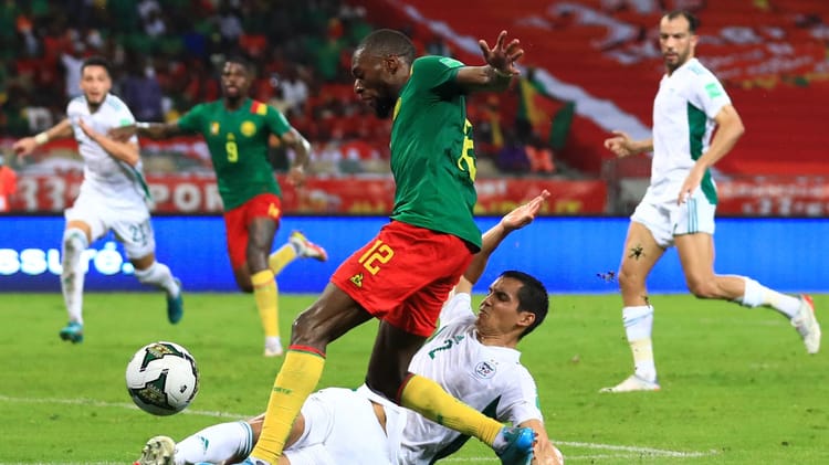 Joueur camerounais en action lors du match Algérie-Cameroun.