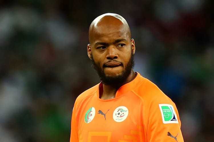 Algérie : Mbolhi en pleine galère Gardien de but algérien Mbolhi en pleine concentration.