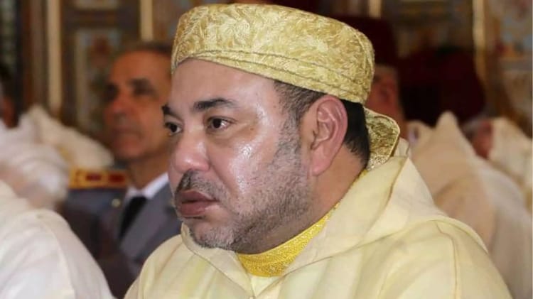 Mohammed VI sera-t-il en Algérie ? : Enfin, Rabat donne une reponse à Alger Mohammed VI en tenue traditionnelle lors de l'Aïd al-Adha.