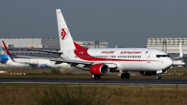 Avion Air Algérie sur le tarmac de l'aéroport de Londres.