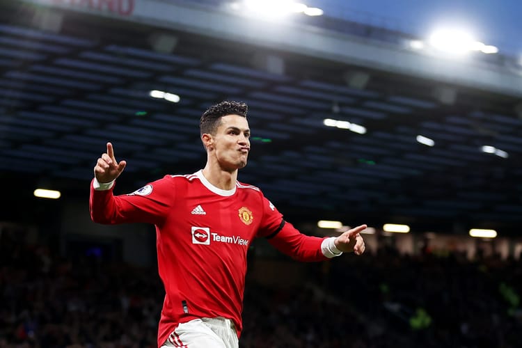 Cristiano Ronaldo célèbre lors d'un match de football en club.