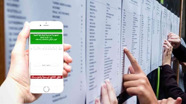 Affichage des résultats du Bac 2022 sur un tableau en Algérie.