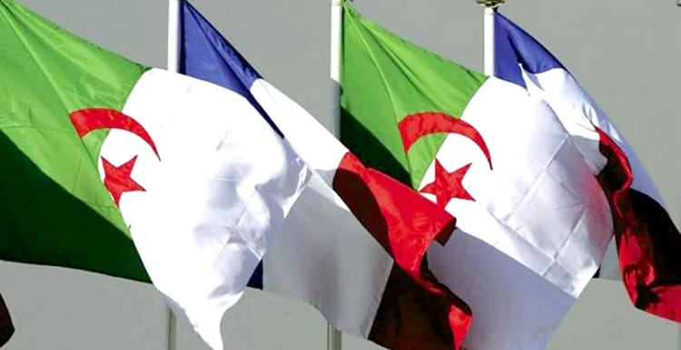 France: un député réclame la suspension du transfert d'argent vers l'Algérie Drapeaux algériens flottant dans le vent, symboles nationaux.