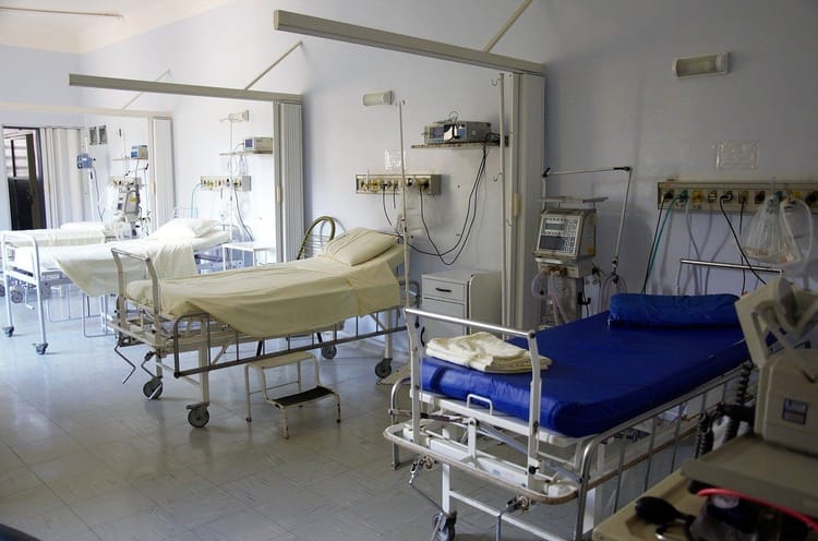 La rage fait des ravages en Algérie Salle d'hôpital avec lits et équipements médicaux en Algérie.