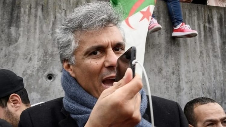 Rachid Nekkaz lors d'une audience à Alger, expression intense.