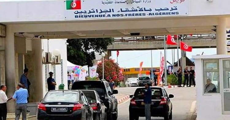 Algérie - Tunisie : les frontières officiellement rouvertes Entrée de la frontière Tunisie-Algérie avec drapeaux et véhicules.