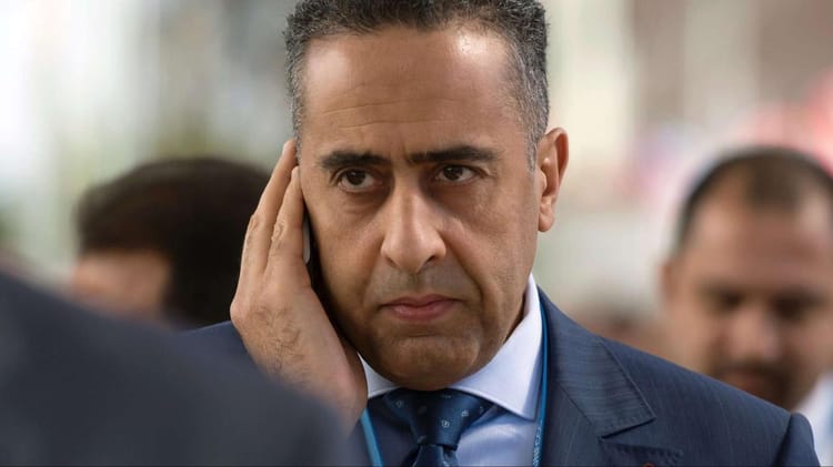 Tout savoir sur la rencontre entre le DG de la Sureté Marocain Hammouchi et son homologue Israélien Shabtai Homme en costume parlant au téléphone lors d'une rencontre officielle.