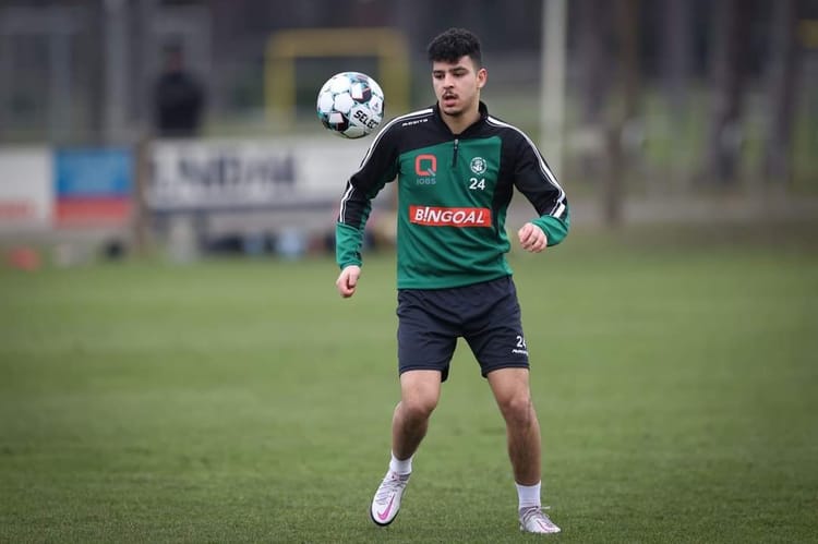 Jeune athlète en entraînement football sur le terrain.