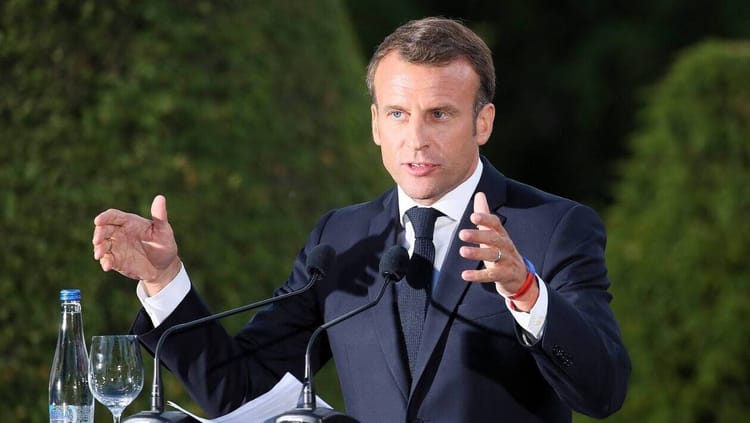 Emmanuel Macron parlant lors d'une conférence en plein air.