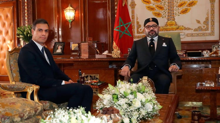 Le Maroc et l'Espagne de Pedro Sanchez dévoilent leurs plans "sombre" contre... Deux hommes en costume dans un bureau marocain traditionnel.