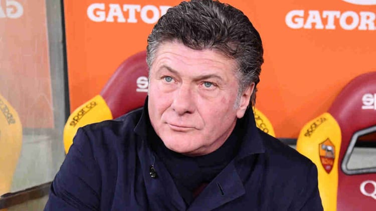 Mazzari, entraîneur de football, au Maroc, lors d'une conférence de presse.