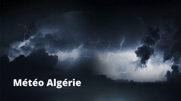 Ciel orageux avec éclairs lors d'une tempête en Algérie.