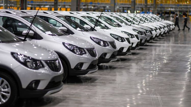 2 milliards de dollars alloués pour l'importation de voitures: le GCA dément Ligne de voitures neuves prêtes à être livrées dans un centre de distribution automobile.