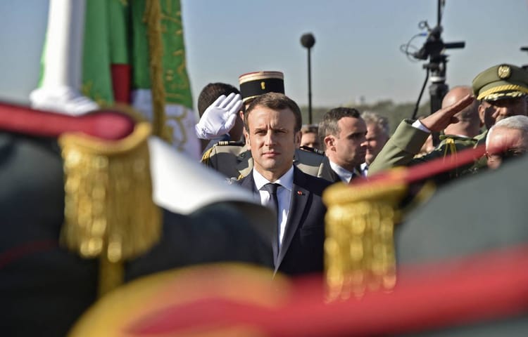 Algérie: Macron décide de prolonger son séjour à Alger à cause de ... Emmanuel Macron lors d'une cérémonie militaire à Alger.